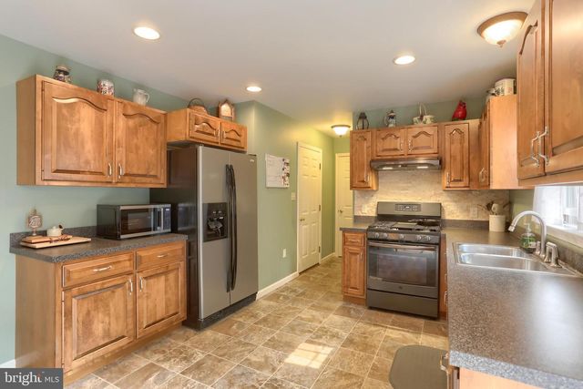 4 MAYFLY CT, Myerstown, PA 17067