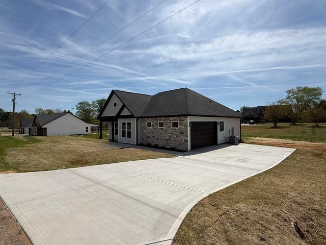 943 Ferree Road, Campobello, SC 29322