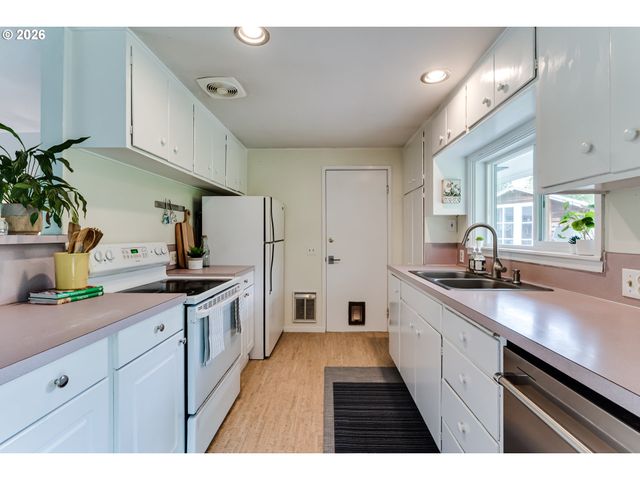 3175 UNIVERSITY St, Eugene, OR 97405