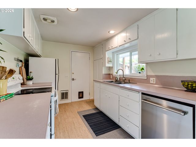 3175 UNIVERSITY St, Eugene, OR 97405