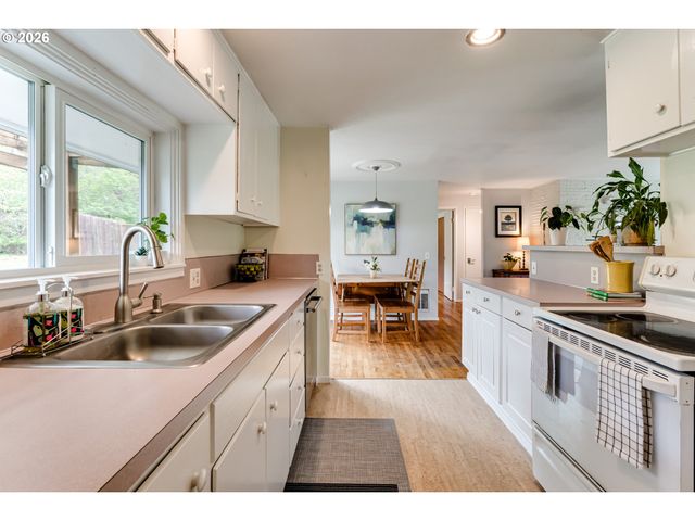 3175 UNIVERSITY St, Eugene, OR 97405