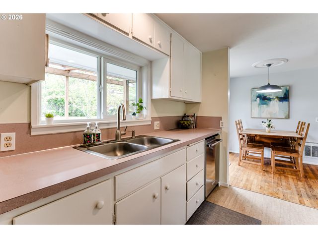 3175 UNIVERSITY St, Eugene, OR 97405