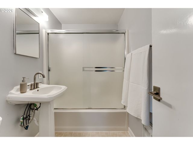 3175 UNIVERSITY St, Eugene, OR 97405