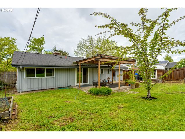 3175 UNIVERSITY St, Eugene, OR 97405