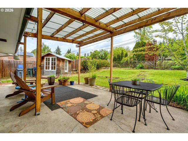 3175 UNIVERSITY St, Eugene, OR 97405