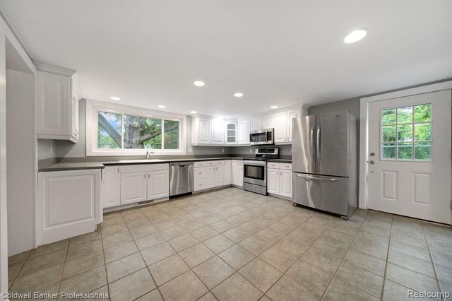 3590 Orchard Lake Road, Orchard Lake, MI 48324