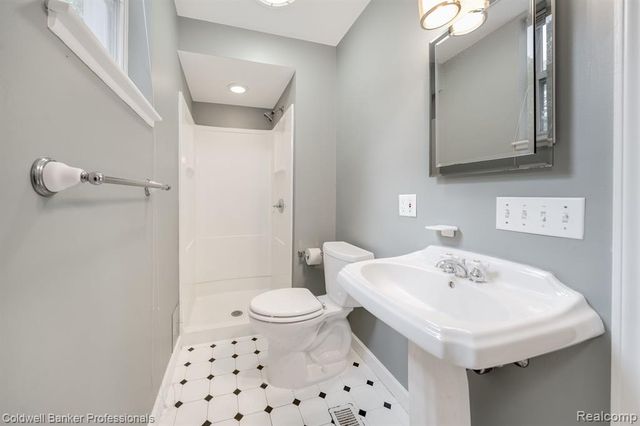 3590 Orchard Lake Road, Orchard Lake, MI 48324