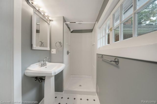 3590 Orchard Lake Road, Orchard Lake, MI 48324