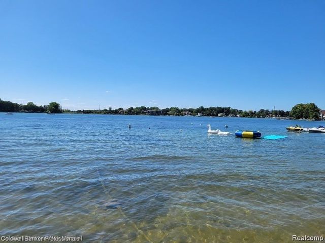 3590 Orchard Lake Road, Orchard Lake, MI 48324