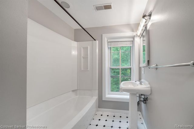 3590 Orchard Lake Road, Orchard Lake, MI 48324