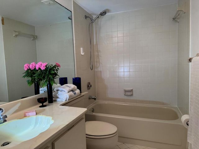 112 Lake Emerald Drive 204, Oakland Park, FL 33309