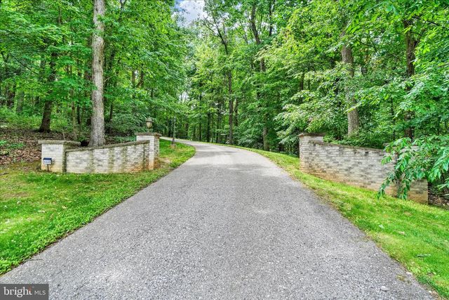 4440 BEARDS SCHOOL RD, Spring Grove, PA 17362