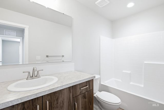 3570 E Jamestown Dr, Nampa, ID 83686