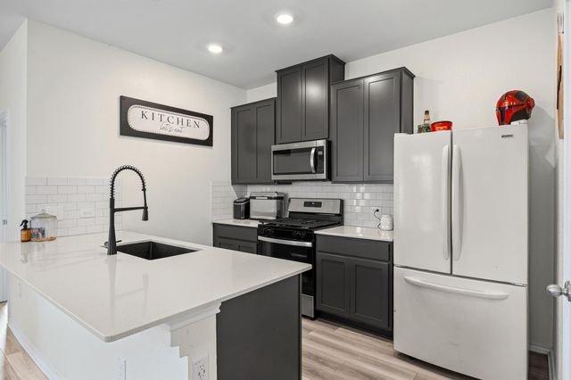 222 Summit DR, Lockhart, TX 78644