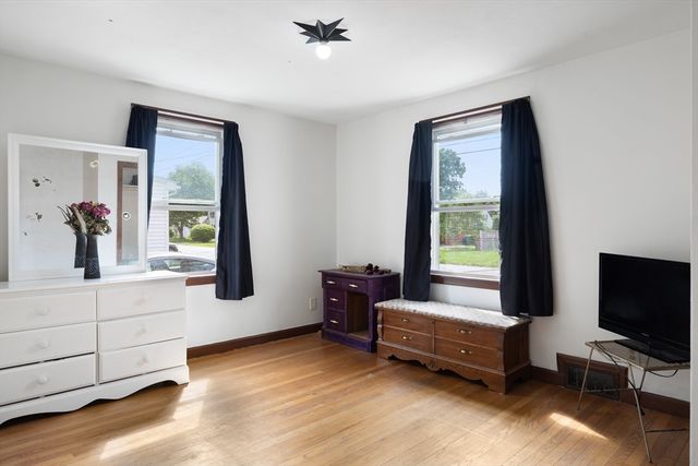 118 Edgewood Ave, Chicopee, MA 01013