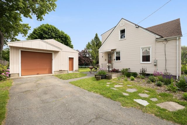 118 Edgewood Ave, Chicopee, MA 01013