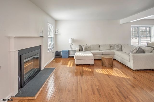 418 Hawthorne Ct, Raritan Twp., NJ 08822