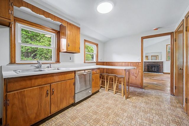 38 West St, Foxboro, MA 02035