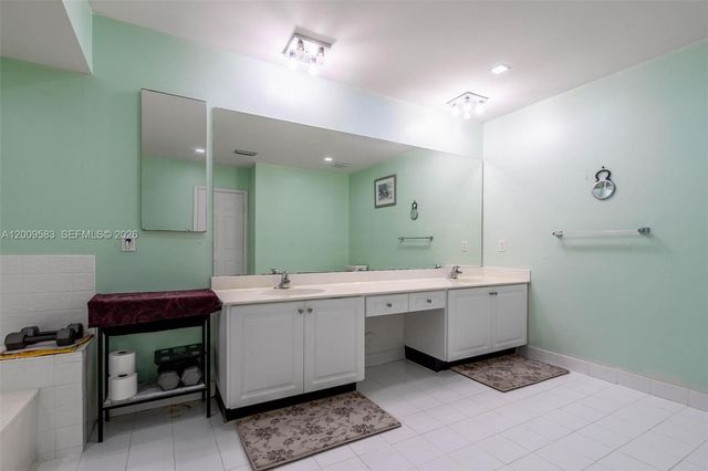 1001 SW 100th Ter, Pembroke Pines, FL 33025