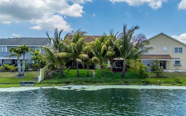 1001 SW 100th Ter, Pembroke Pines, FL 33025