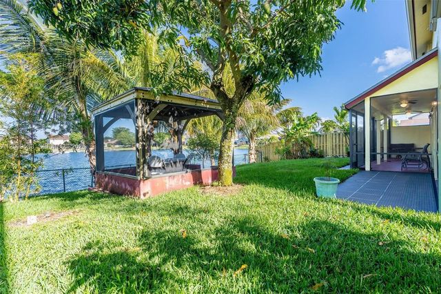1001 SW 100th Ter, Pembroke Pines, FL 33025