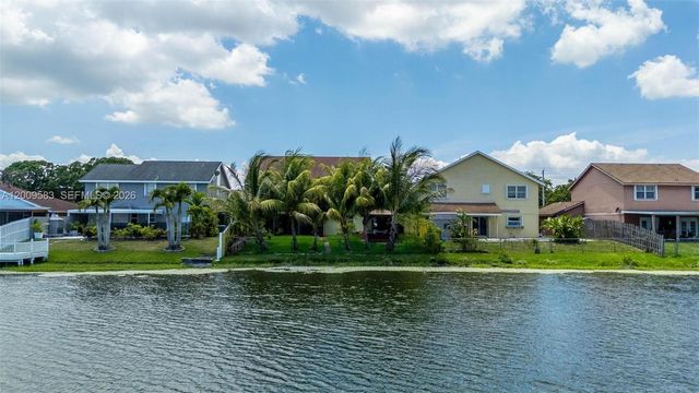 1001 SW 100th Ter, Pembroke Pines, FL 33025