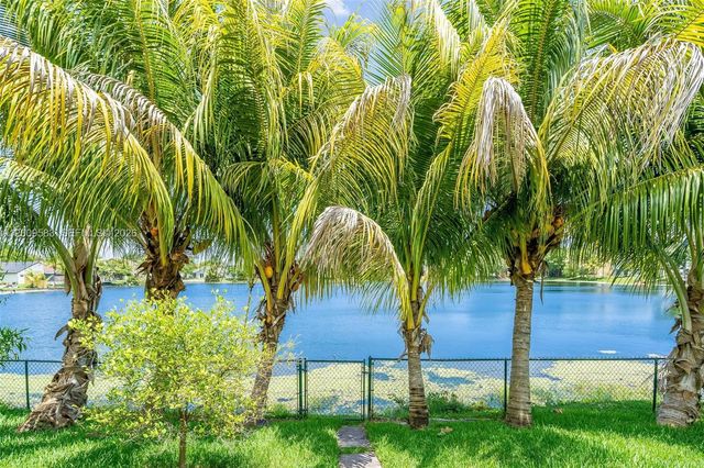 1001 SW 100th Ter, Pembroke Pines, FL 33025