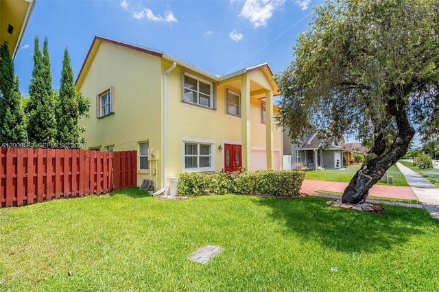 1001 SW 100th Ter, Pembroke Pines, FL 33025