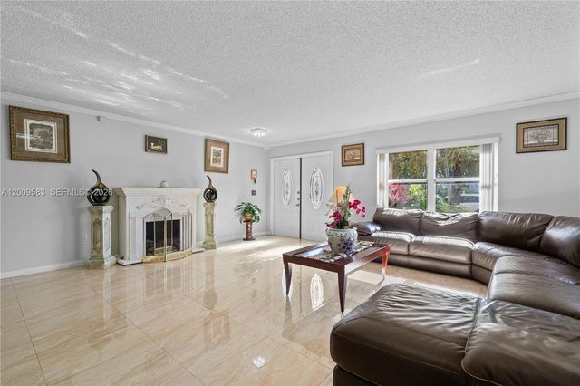 1001 SW 100th Ter, Pembroke Pines, FL 33025