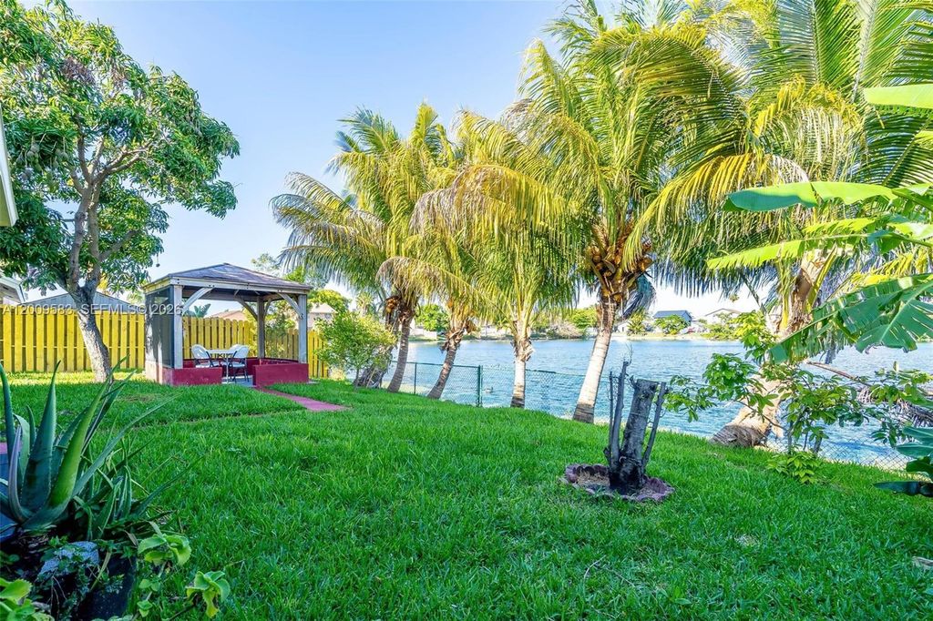 1001 SW 100th Ter, Pembroke Pines, FL 33025