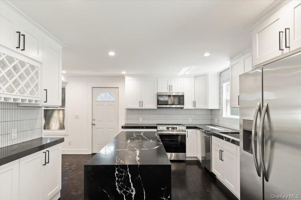 8 Elm Drive, East Northport, NY 11731 — photo 2