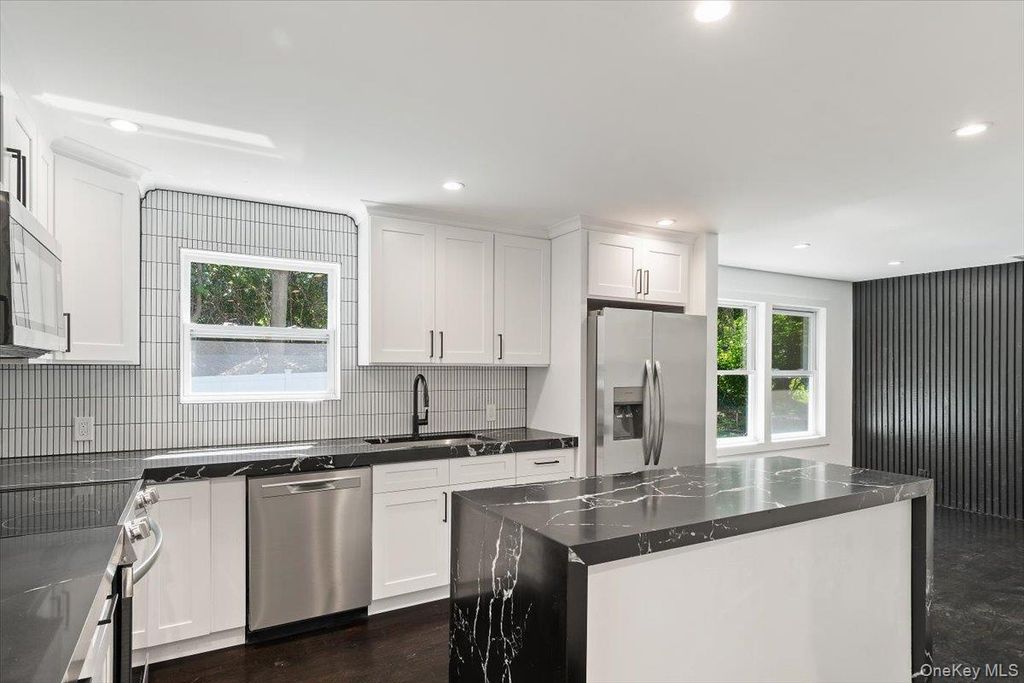 8 Elm Drive, East Northport, NY 11731 — photo 3