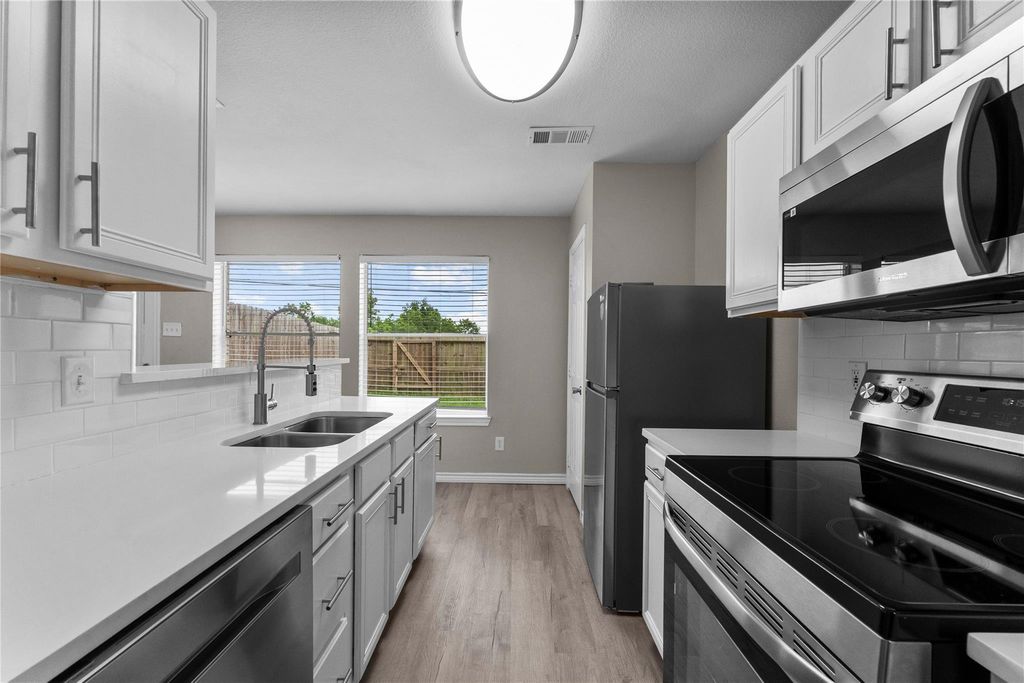 128 Green Isle Avenue, Dickinson, TX 77539
