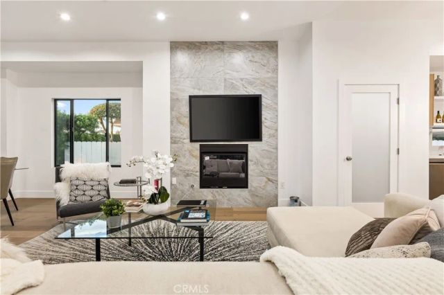 1170 S Lucerne, Los Angeles, CA 90019