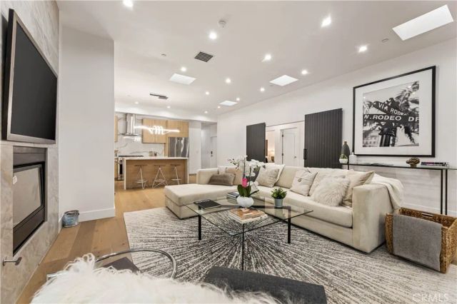1170 S Lucerne, Los Angeles, CA 90019