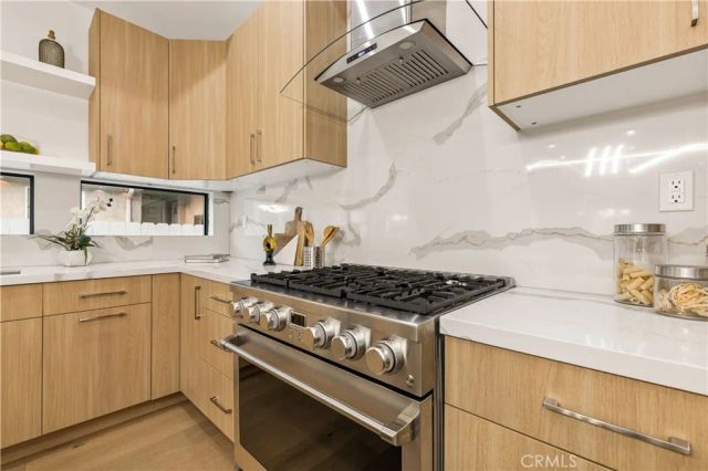 1170 S Lucerne, Los Angeles, CA 90019