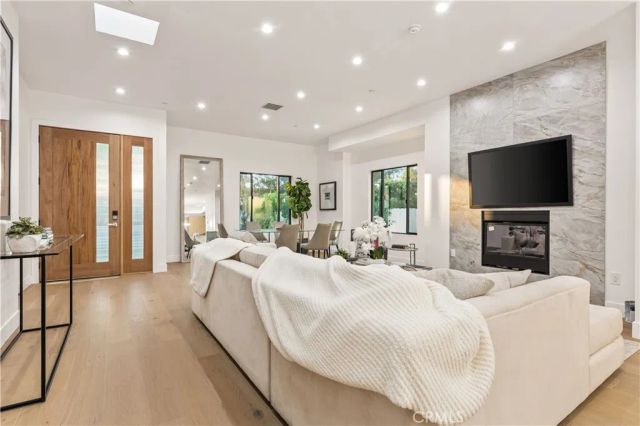 1170 S Lucerne, Los Angeles, CA 90019