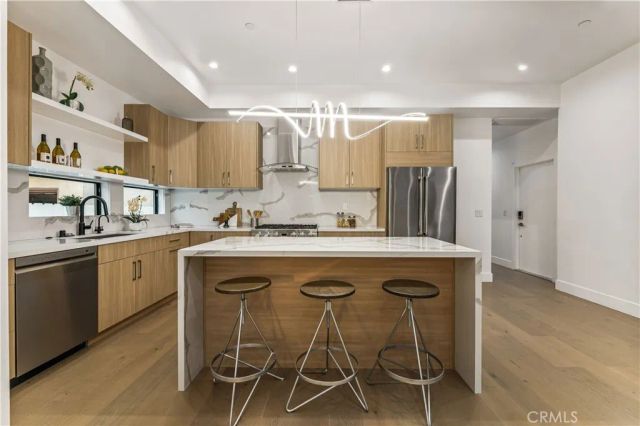 1170 S Lucerne, Los Angeles, CA 90019