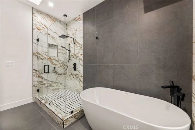 1170 S Lucerne, Los Angeles, CA 90019