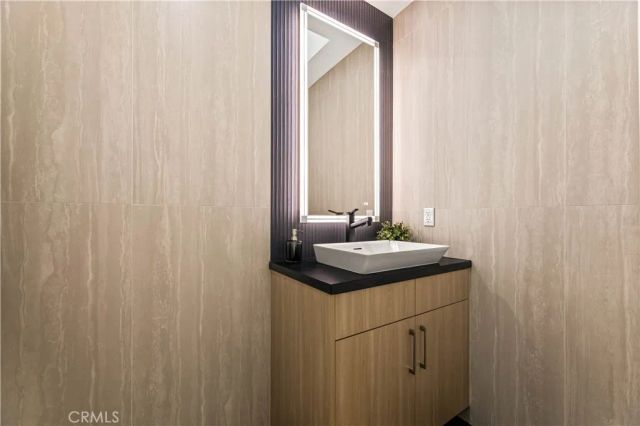 1170 S Lucerne, Los Angeles, CA 90019