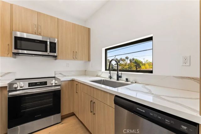 1170 S Lucerne, Los Angeles, CA 90019