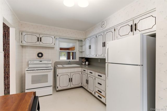 3 Bayberry Drive, Plainview, NY 11803