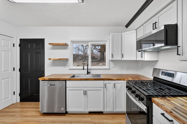 4208 Valley Circle, Des Moines, IA 50317