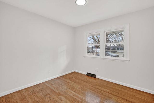 4208 Valley Circle, Des Moines, IA 50317