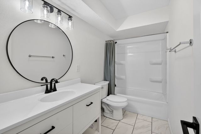 4208 Valley Circle, Des Moines, IA 50317