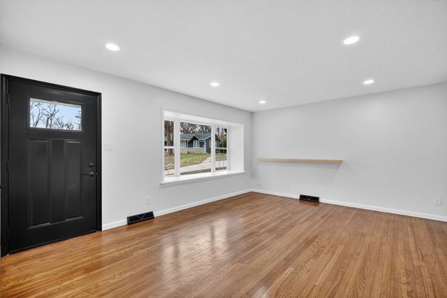 4208 Valley Circle, Des Moines, IA 50317