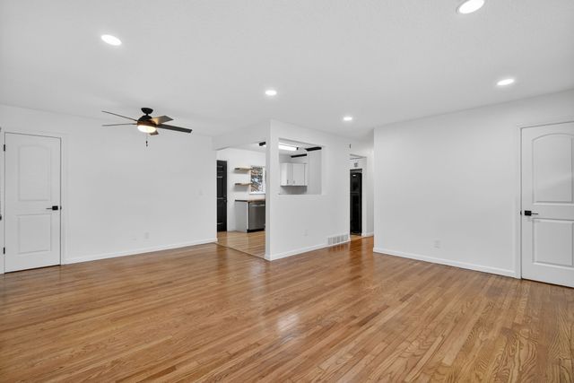 4208 Valley Circle, Des Moines, IA 50317