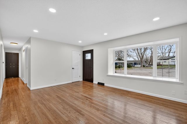 4208 Valley Circle, Des Moines, IA 50317