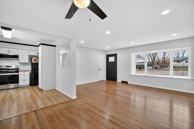 4208 Valley Circle, Des Moines, IA 50317