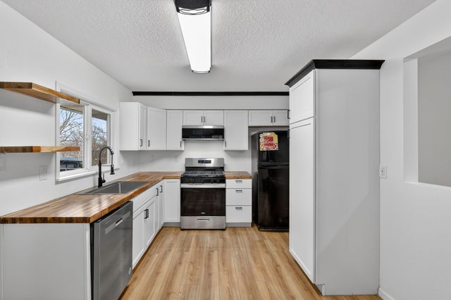 4208 Valley Circle, Des Moines, IA 50317